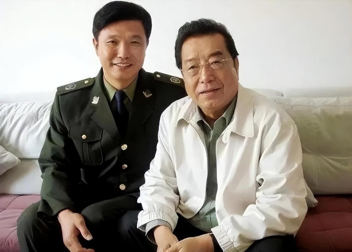 The photo of Li Shuangjiang and his eldest son was exposed! At the age ...