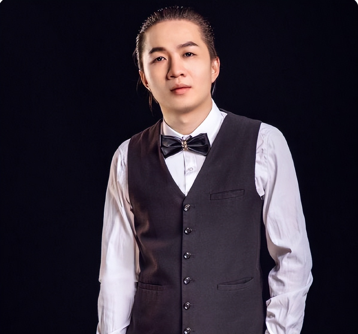 Lai Shen and Lu Dehua were in the fifth row, but his teammates let Lai ...