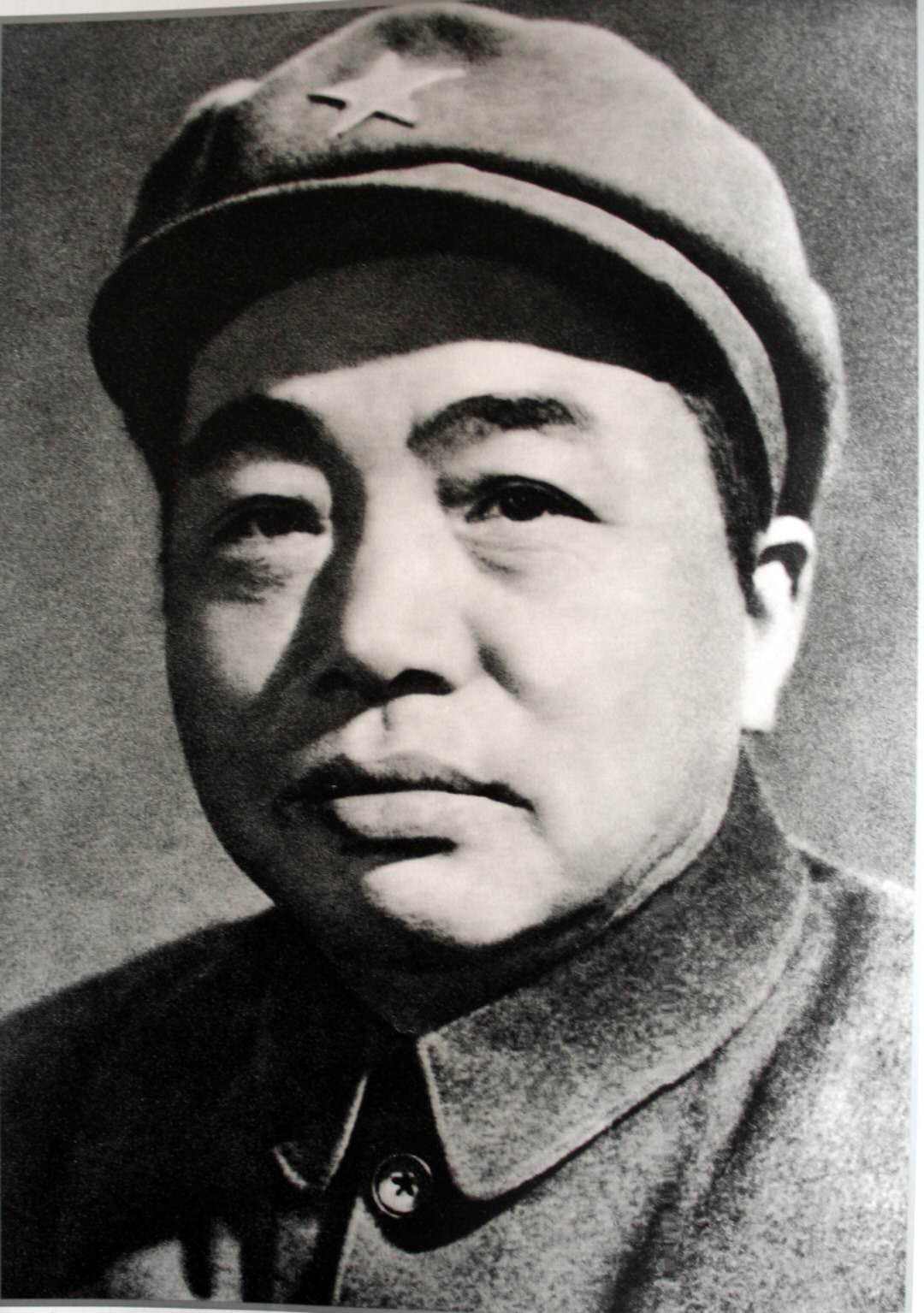 Peng Dehuai rushed back to Beijing from North Korea before the war, and ...