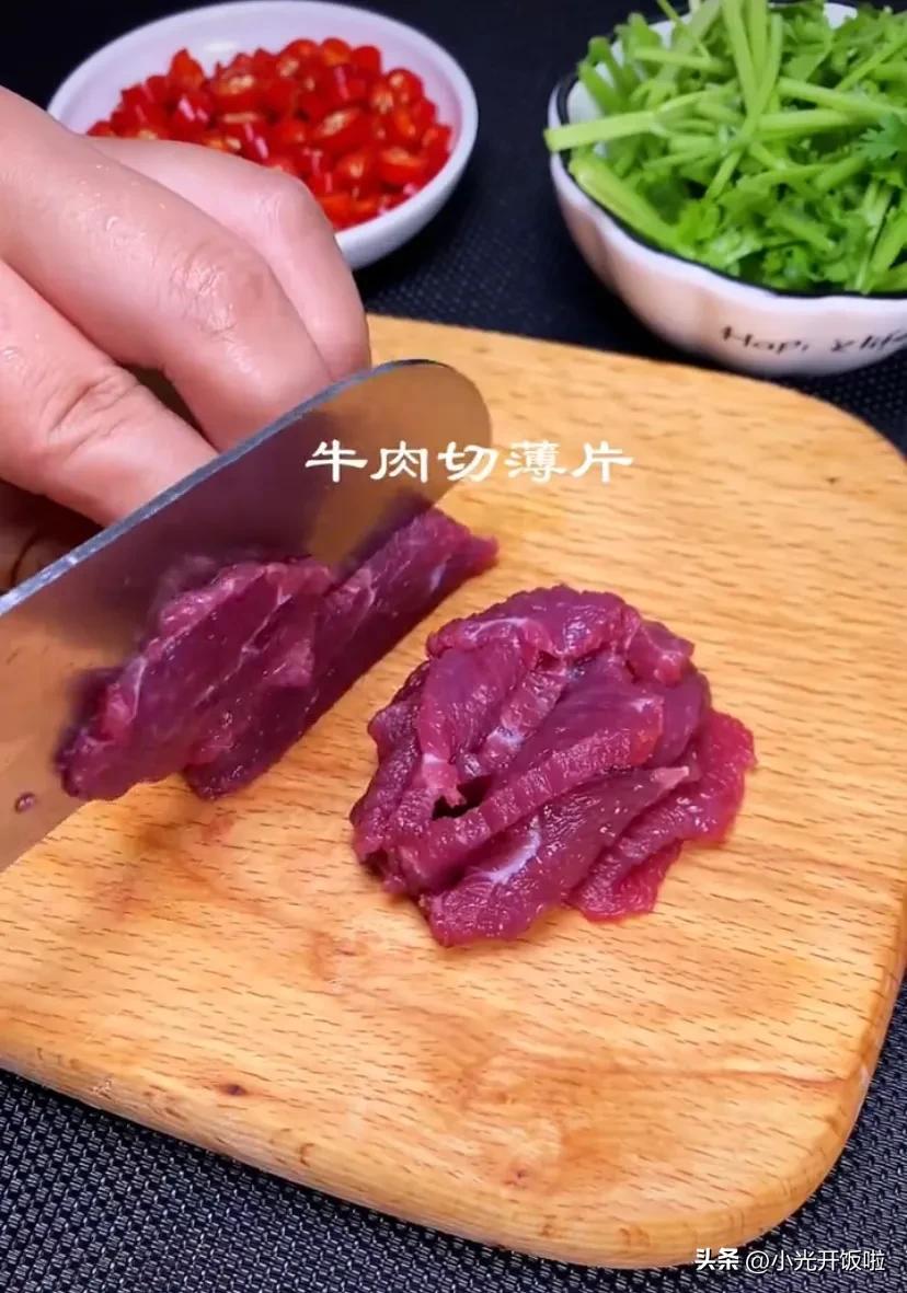 This is the correct way of stirfried beef. The beef is tender and delicious, not old at all