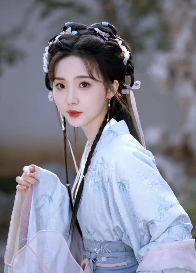 Zheng Naixin is beautiful no matter in ancient costumes or modern ...