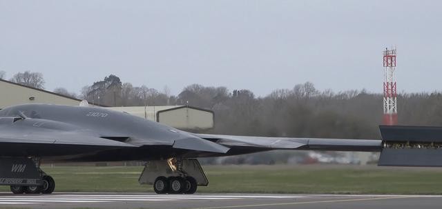 B2 strategic bomber: How does it achieve stealth while traveling ...
