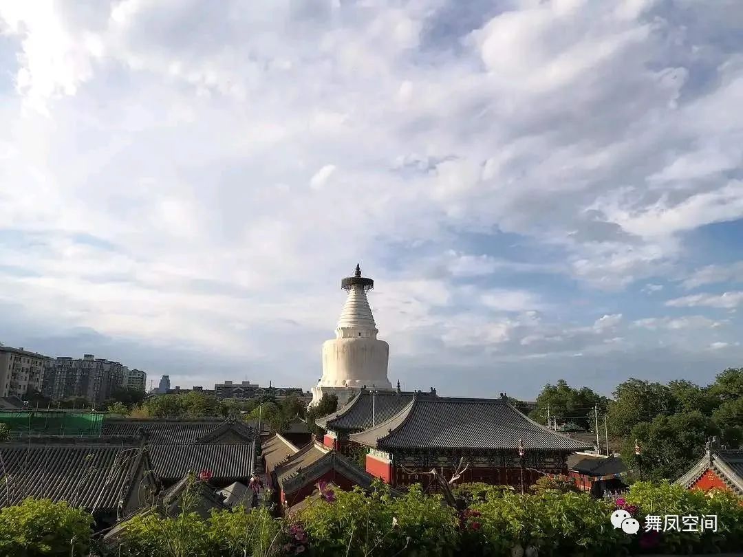 The Miaoying White Pagoda Temple in Beijing has the tallest and largest ...