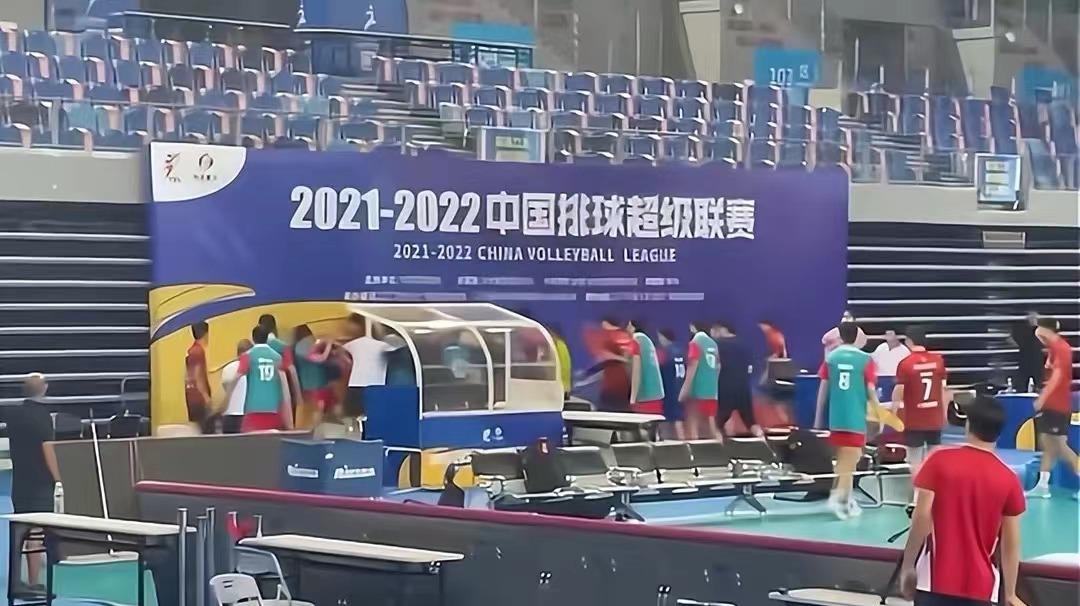 scandal!A group fight was staged in the men's volleyball training camp, with benches and trash