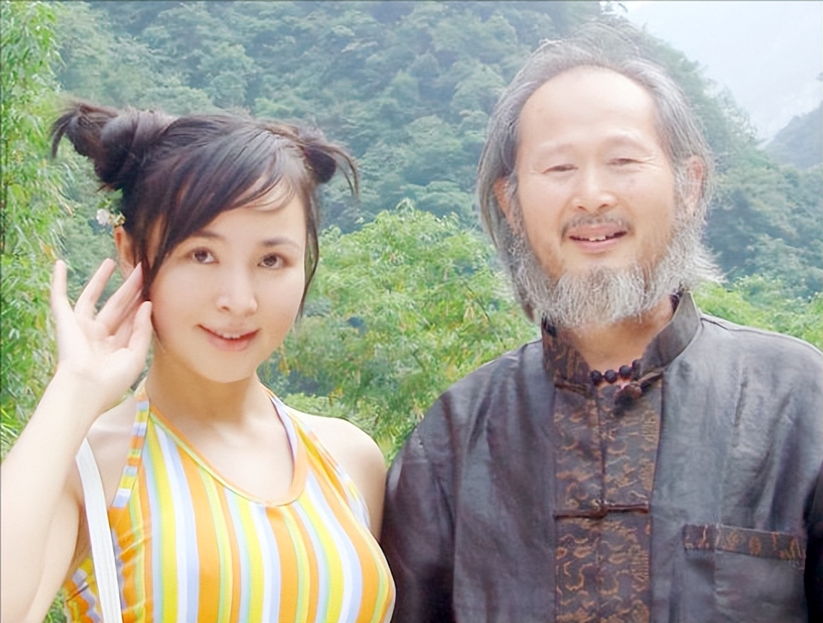 The lunatic in the art world uses his 17-year-old daughter as a 