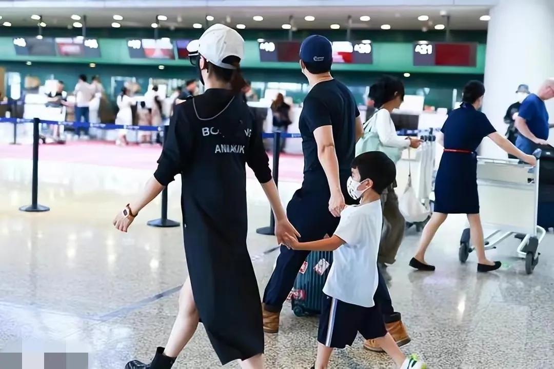 Wu Jing and Xie Nan showed up at the airport with his son, the family ...