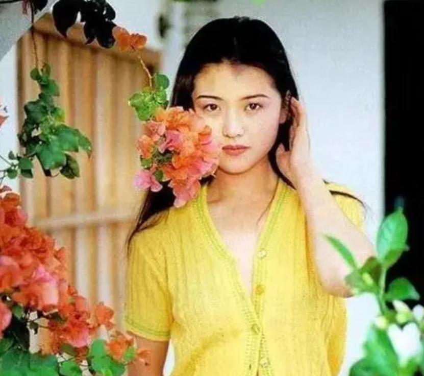 16歲被王晶看上,18歲拍大時尚影片爆紅的鐘甄,為何患上了精神病 - 頭條匯