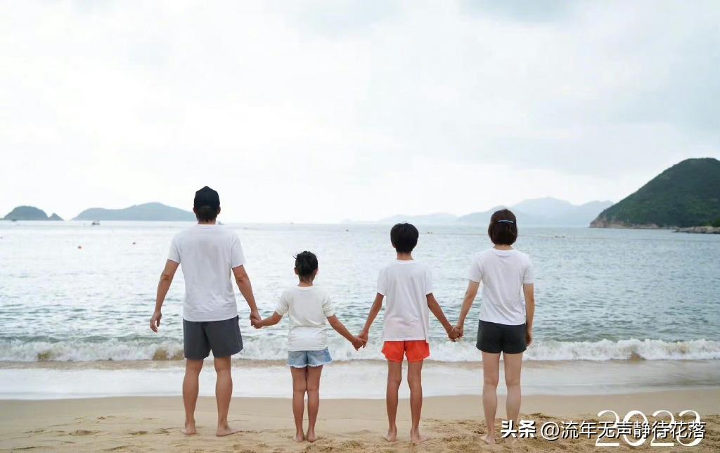 Sun Li and Deng Chao took their children to the beach 4 years ago, and ...