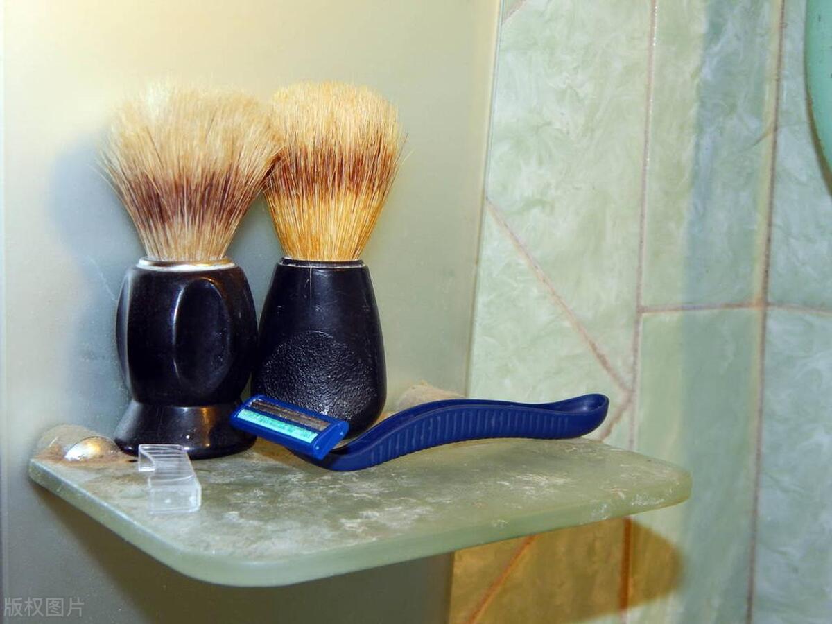 The small toilet shelf is very useful a spacesaving and practical