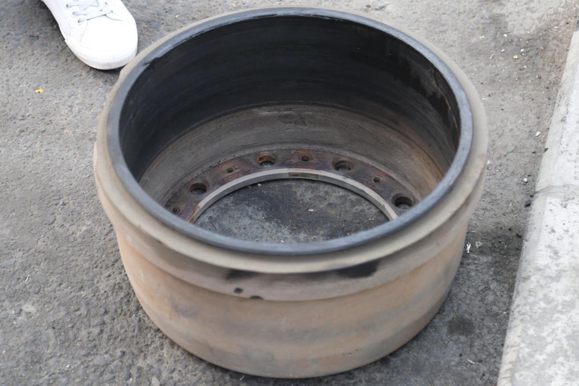 Brake failure due to wheel end lube? Careful of lubricating oil seeping