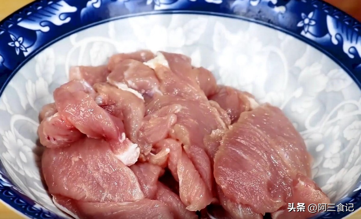 When frying pork, it is wrong to put it directly in the pot. The chef