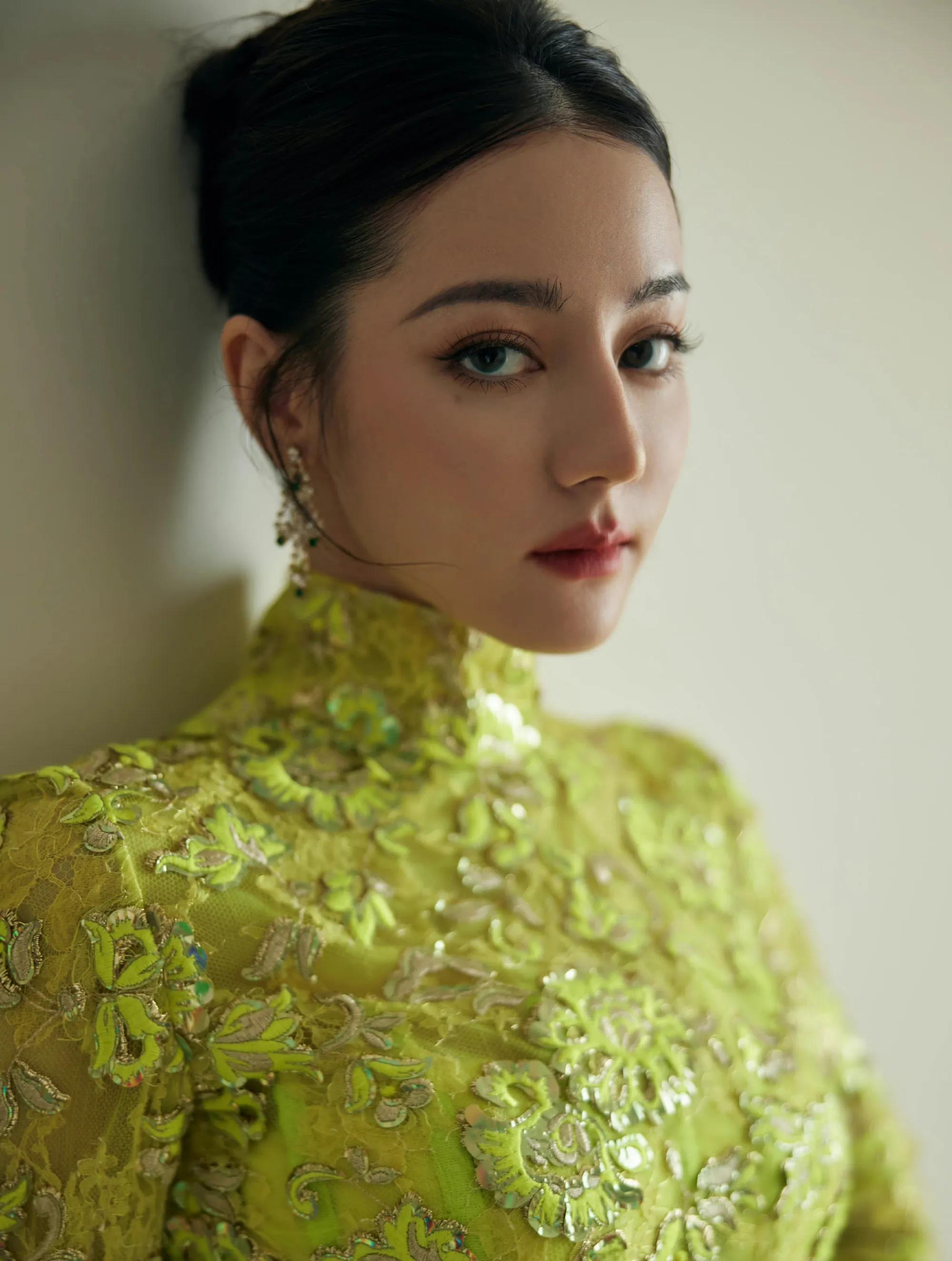 Di Ali Gerba's golden open-back cheongsam shape, the waist-to-hip ratio ...