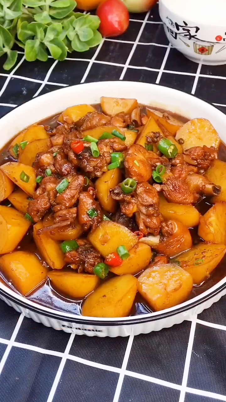 Teach you to make a very delicious chicken thigh stewed potatoes iNEWS