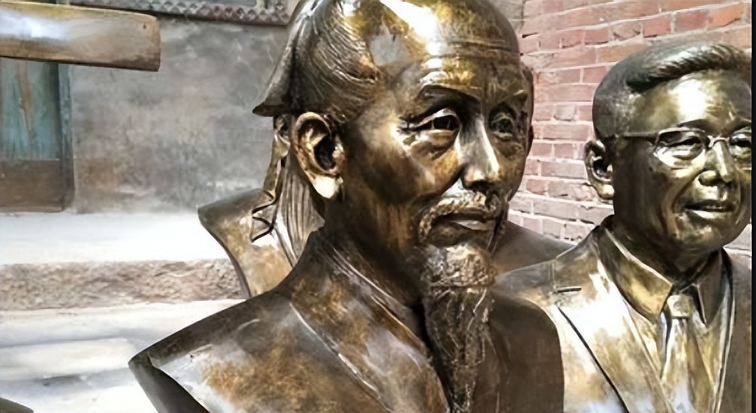 How do sculptors use the flow of lines to make their works more vivid