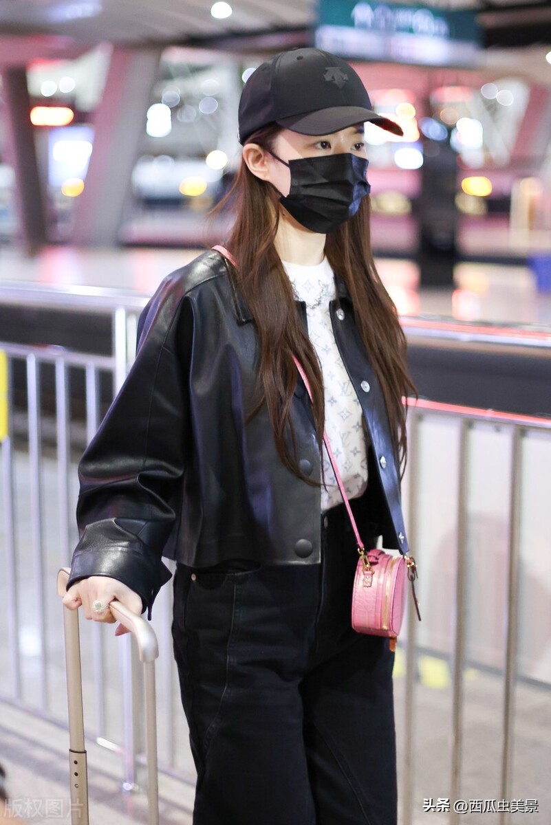 Liu Yifei left Shanghai, black short leather jacket, white LV sweater ...