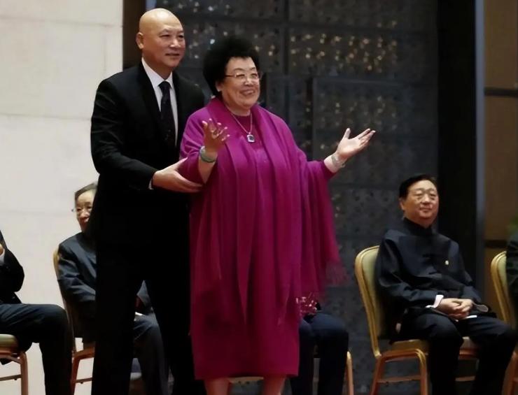 81-year-old Chen Lihua appeared wearing emeralds, with a net worth of