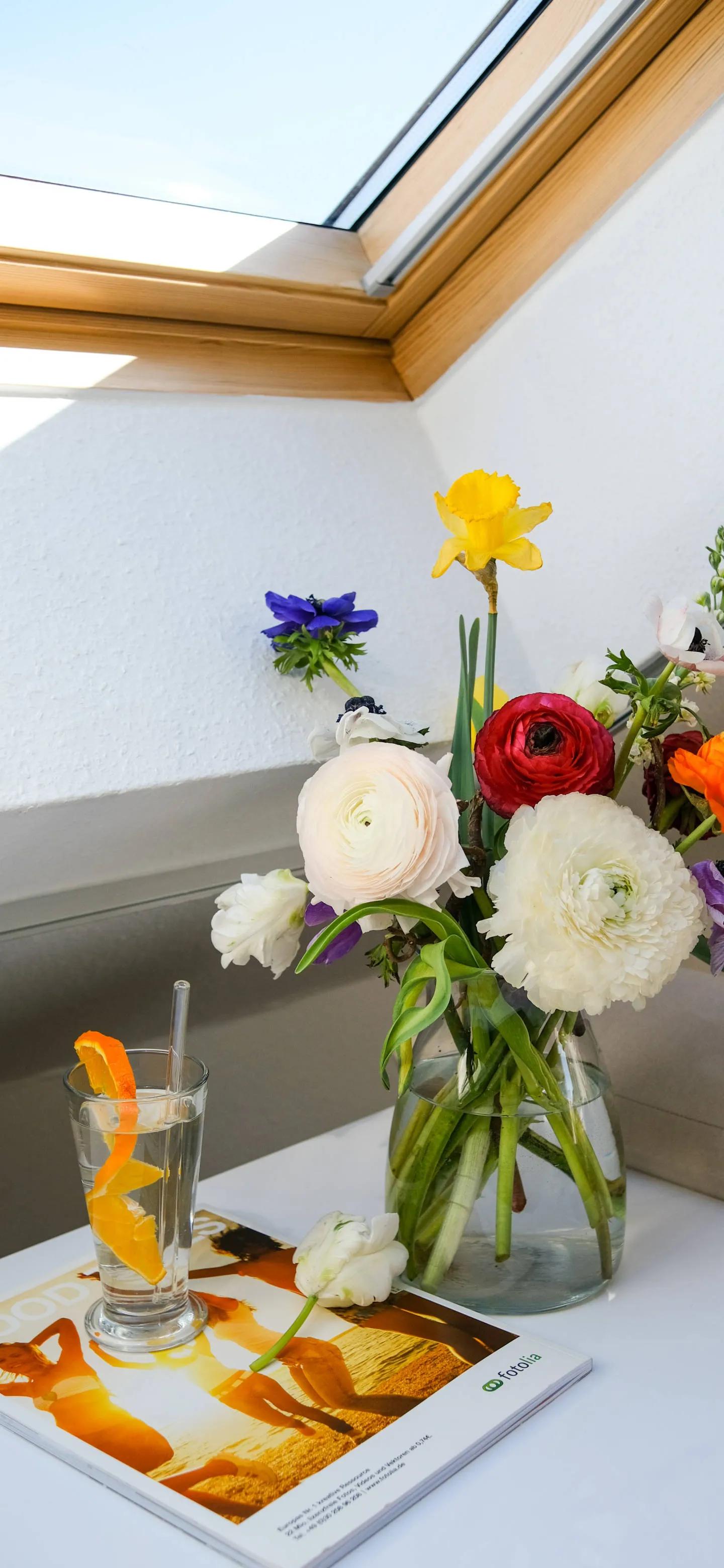 The endless topics are limited to the first acquaintances. iMedia