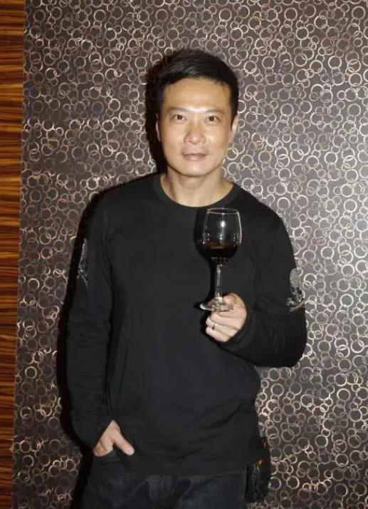 57-year-old Hong Kong star Qian Jiale got into a fight with someone on ...