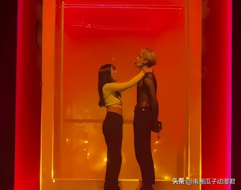Wang Jiaer took a photo with Mrs. Dayang intimately, and acted too much ...