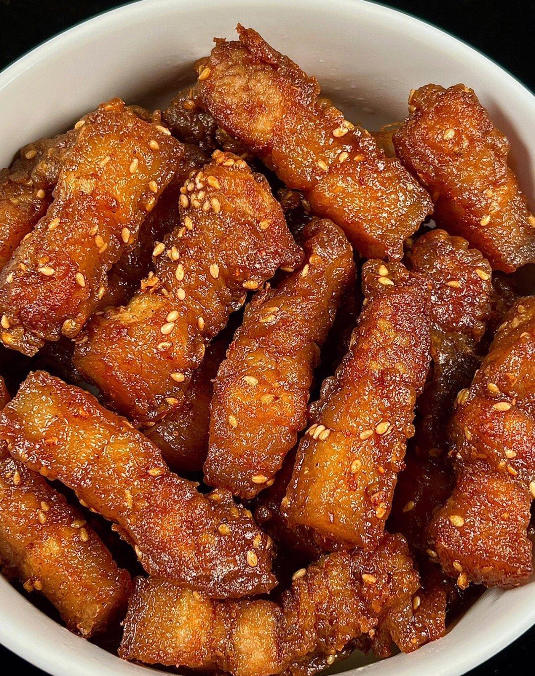 The delicious panfried pork belly is soft and glutinous, and the meat