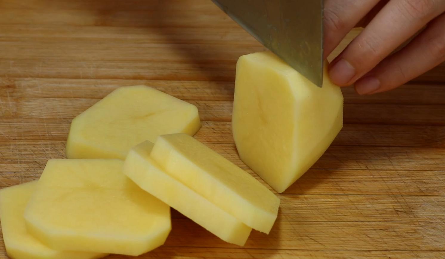 Potatoes are cut into strips and placed in the refrigerator. Many