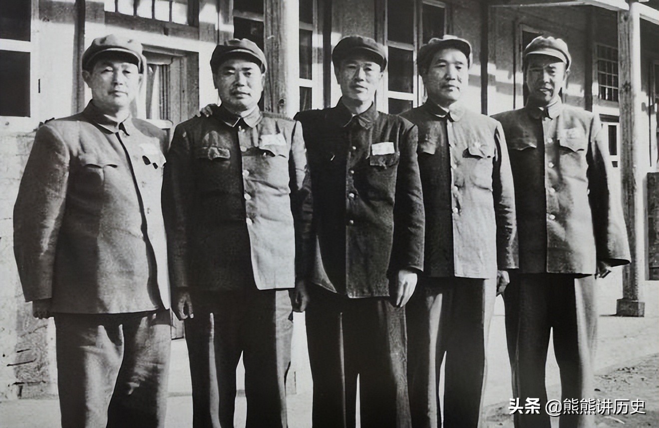 The precious group photo of Yang Dezhi and General Deng Hua, who are ...