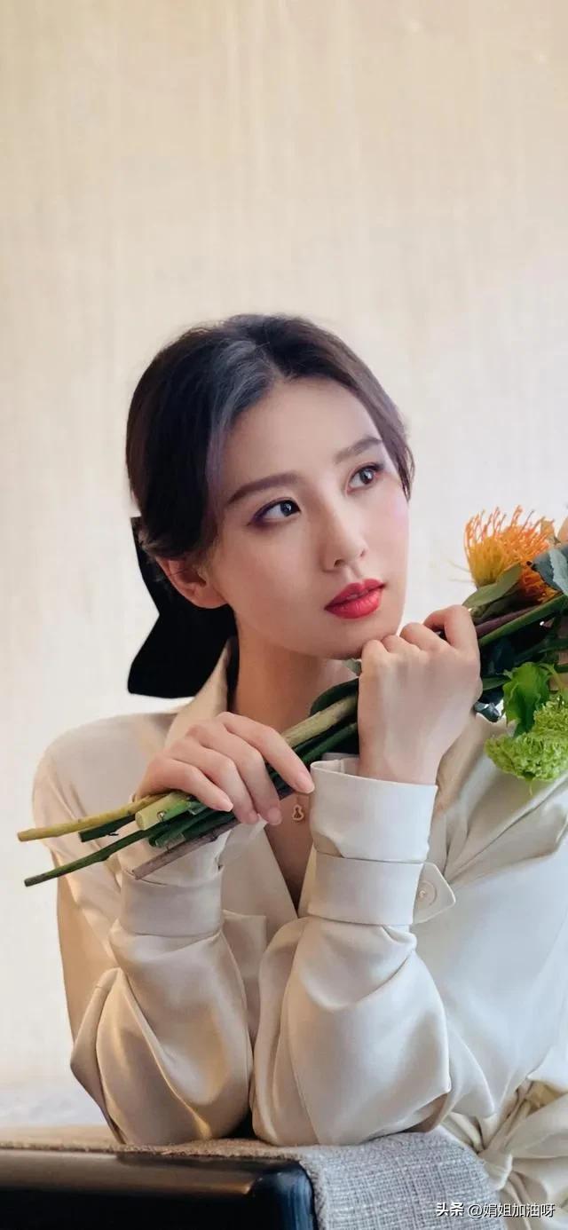 Share pictures, temperament goddess Liu Shishi - iNEWS