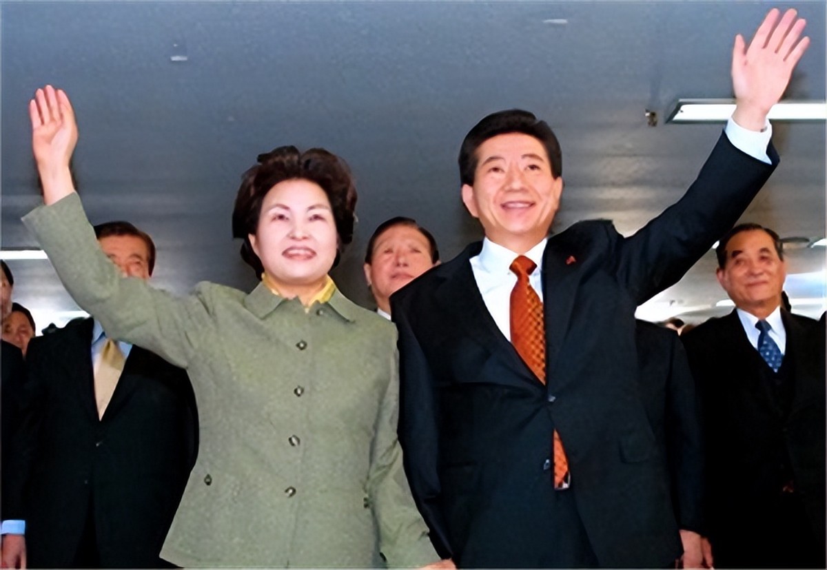 After South Korean President Roh Moo-hyun jumped off a cliff to his ...