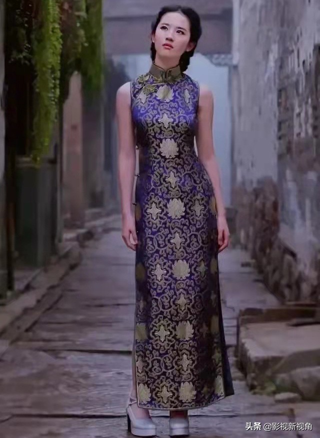 Liu Yifei shoots a blockbuster in the alley, wears retro makeup and