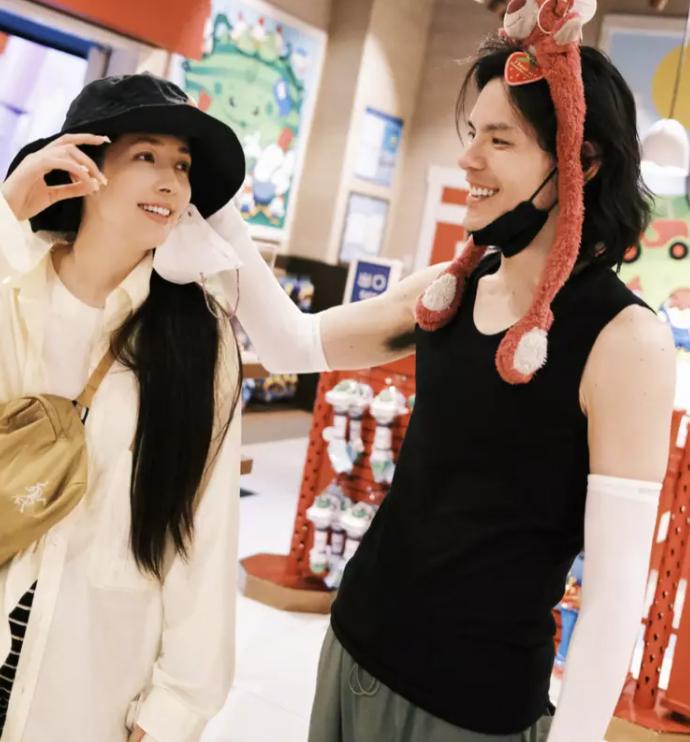 Xiang Zuo posted photos of his family of four on their Disney vacation ...