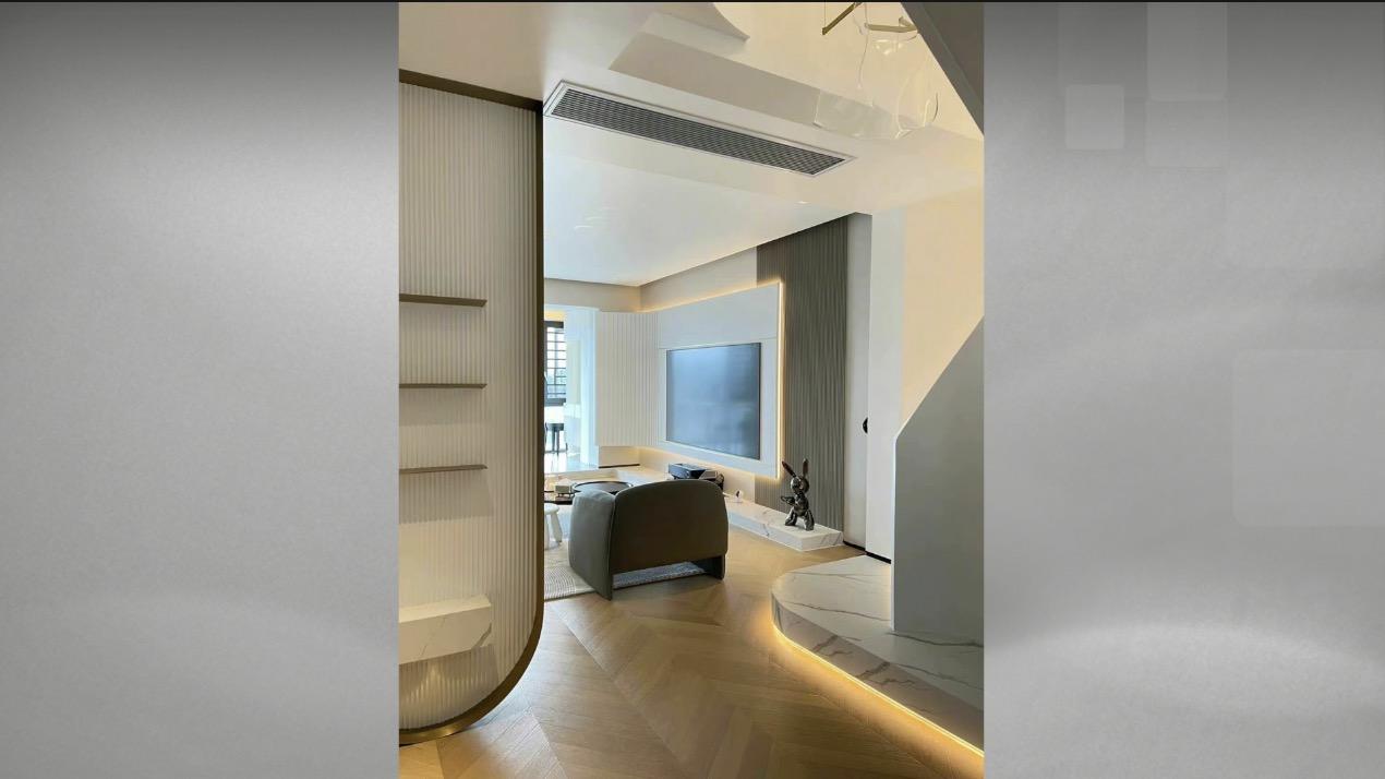 Which places in the living room are not equipped with spotlights? iMedia