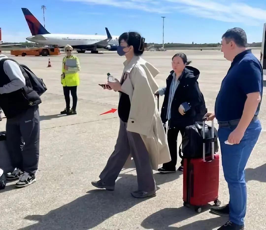 Faye Wong showed up at the airport, her belly looked a little ...