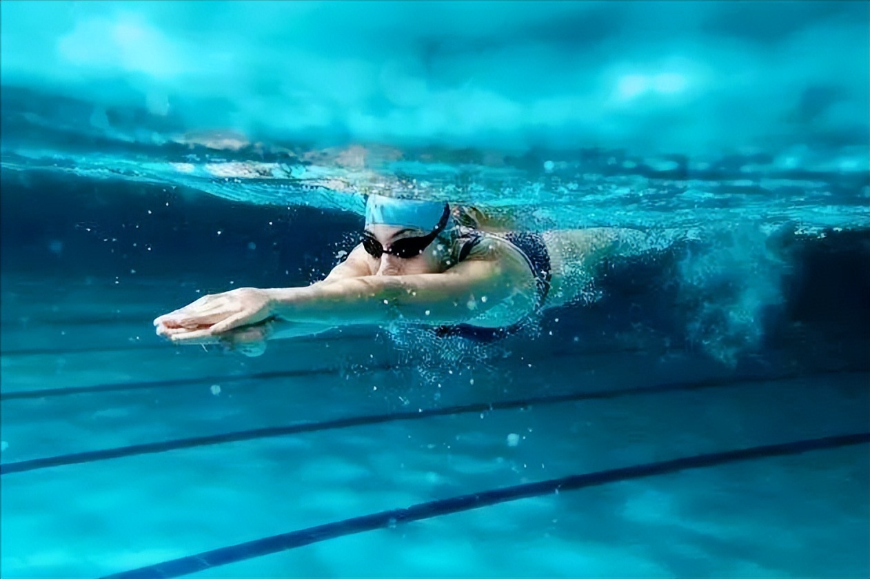 Swimming helps you burn fat and build muscle! iMedia