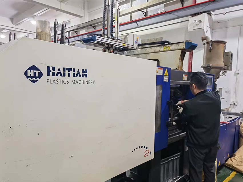 The difference between the secondhand injection molding machine and