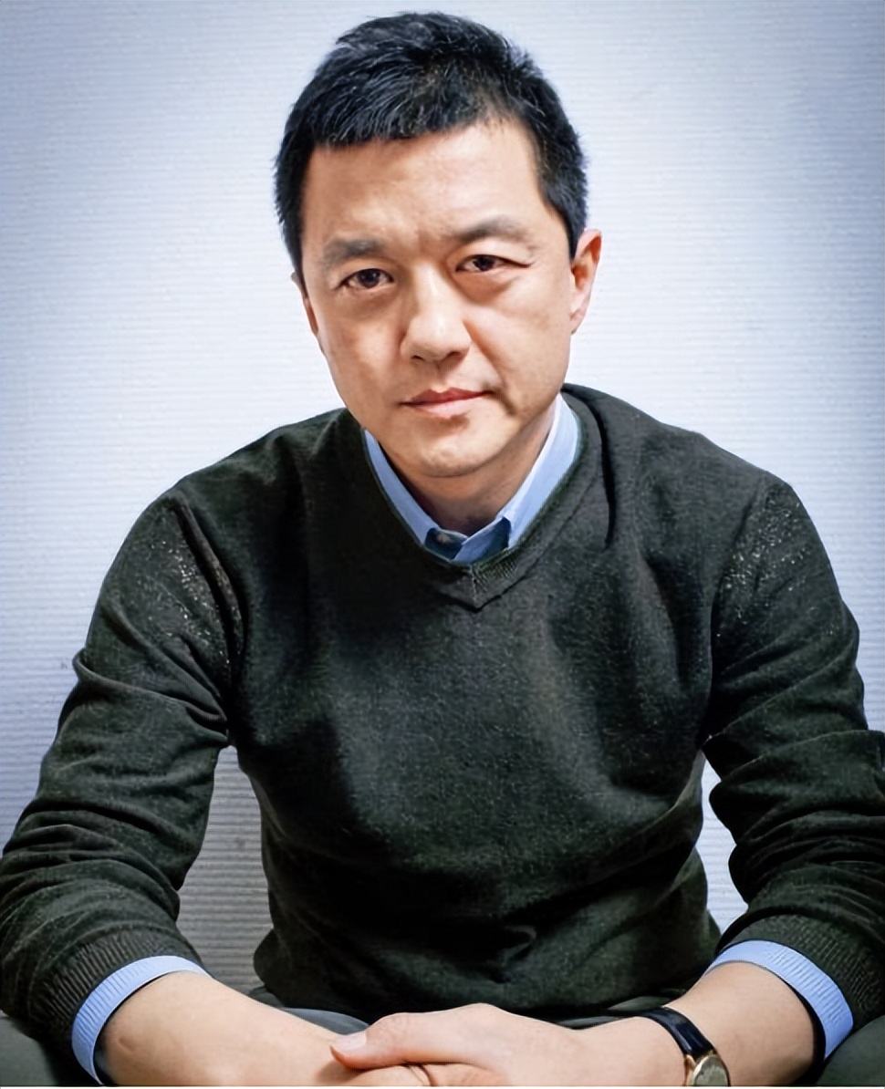 Li Yapeng returned to Beijing in a 43-hour green leather car, wearing ...