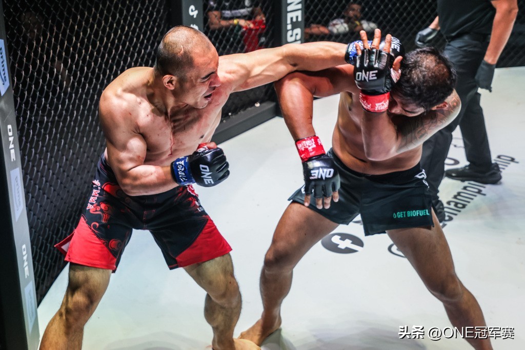 Sorry to lose! Fan Rong punched Aung La Nsang hard and was reversed and ...