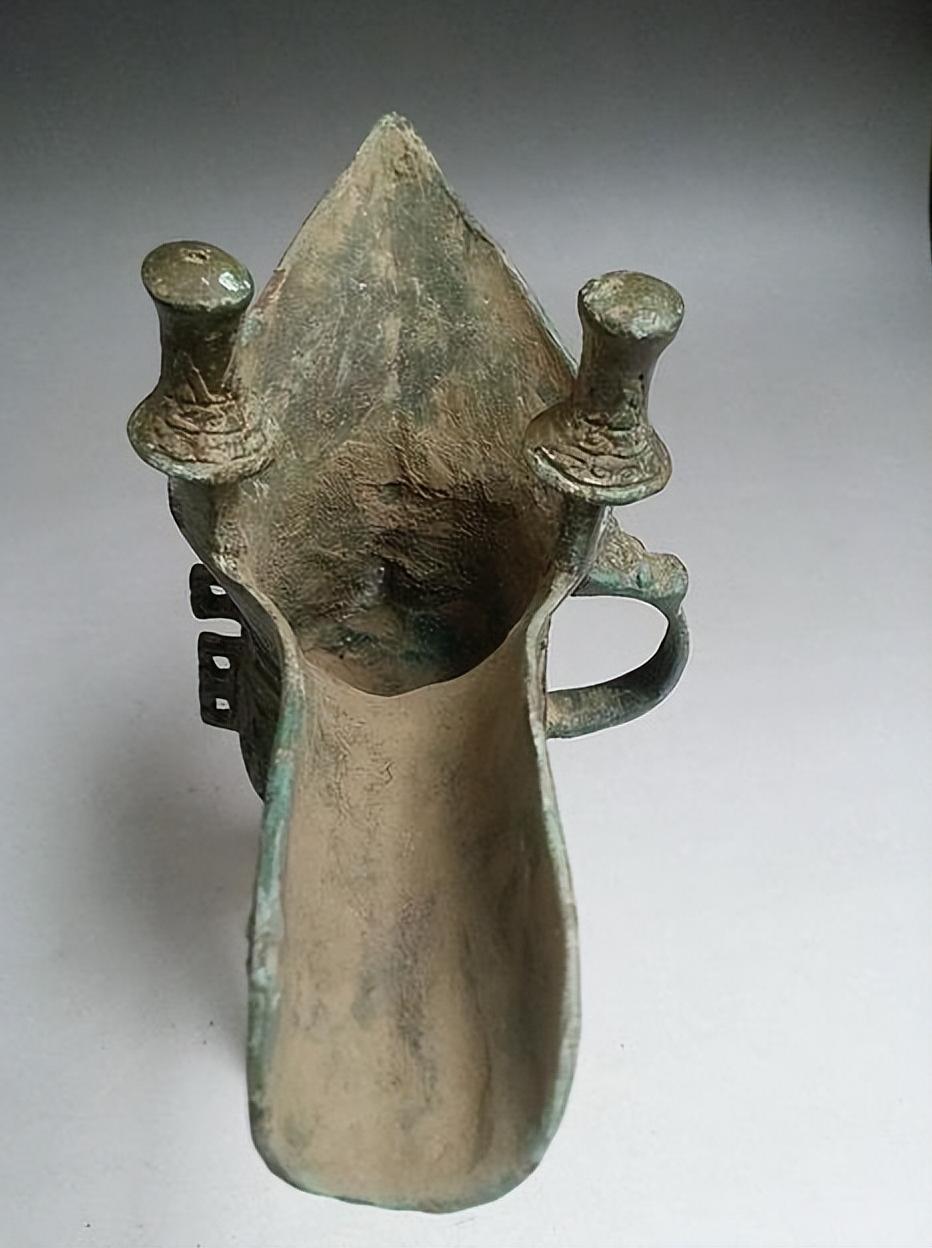 The woman took the ancestral jade seal to appraise the treasure. After