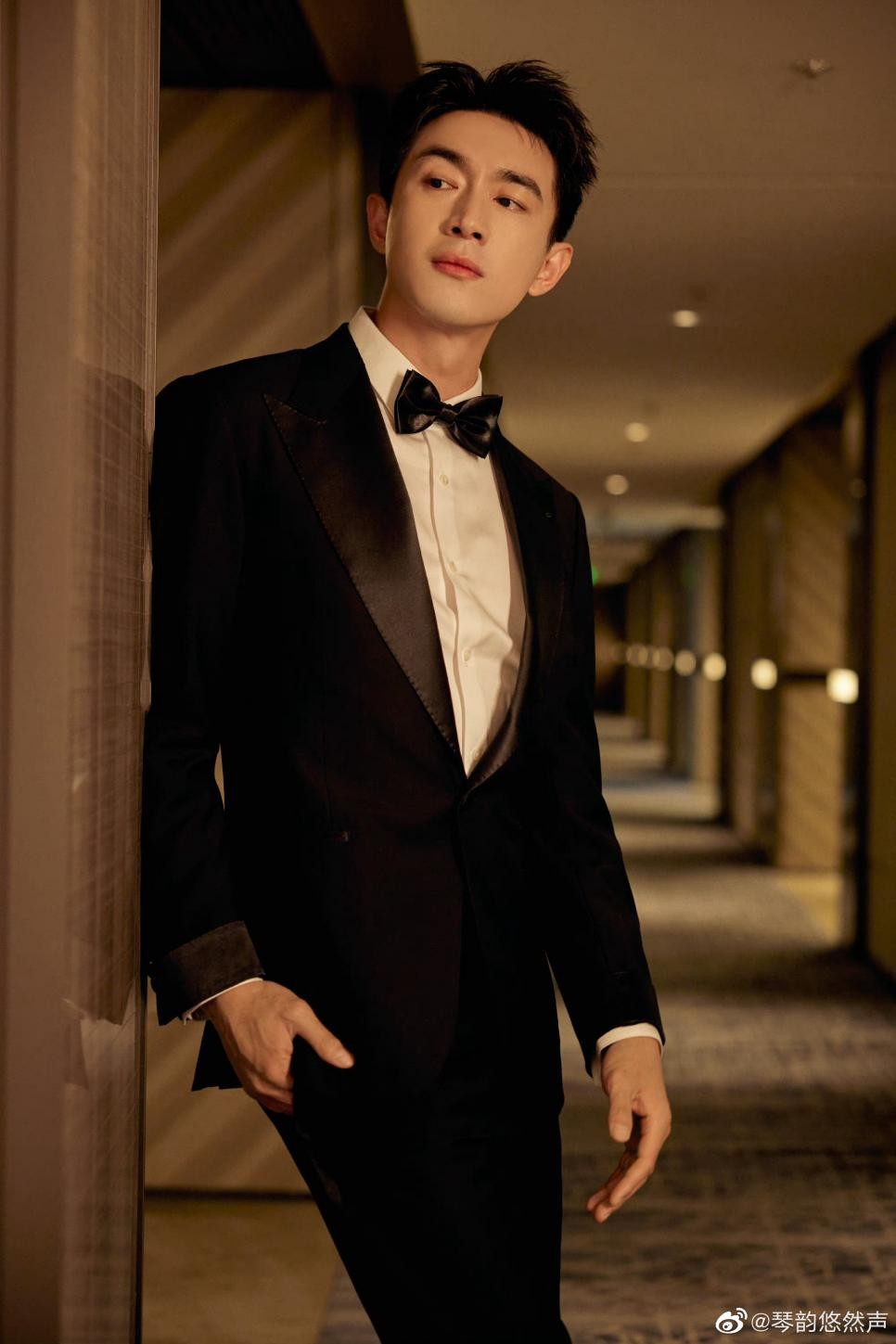 Lin Gengxin is very good at temperament! The gold-plated suit is ...