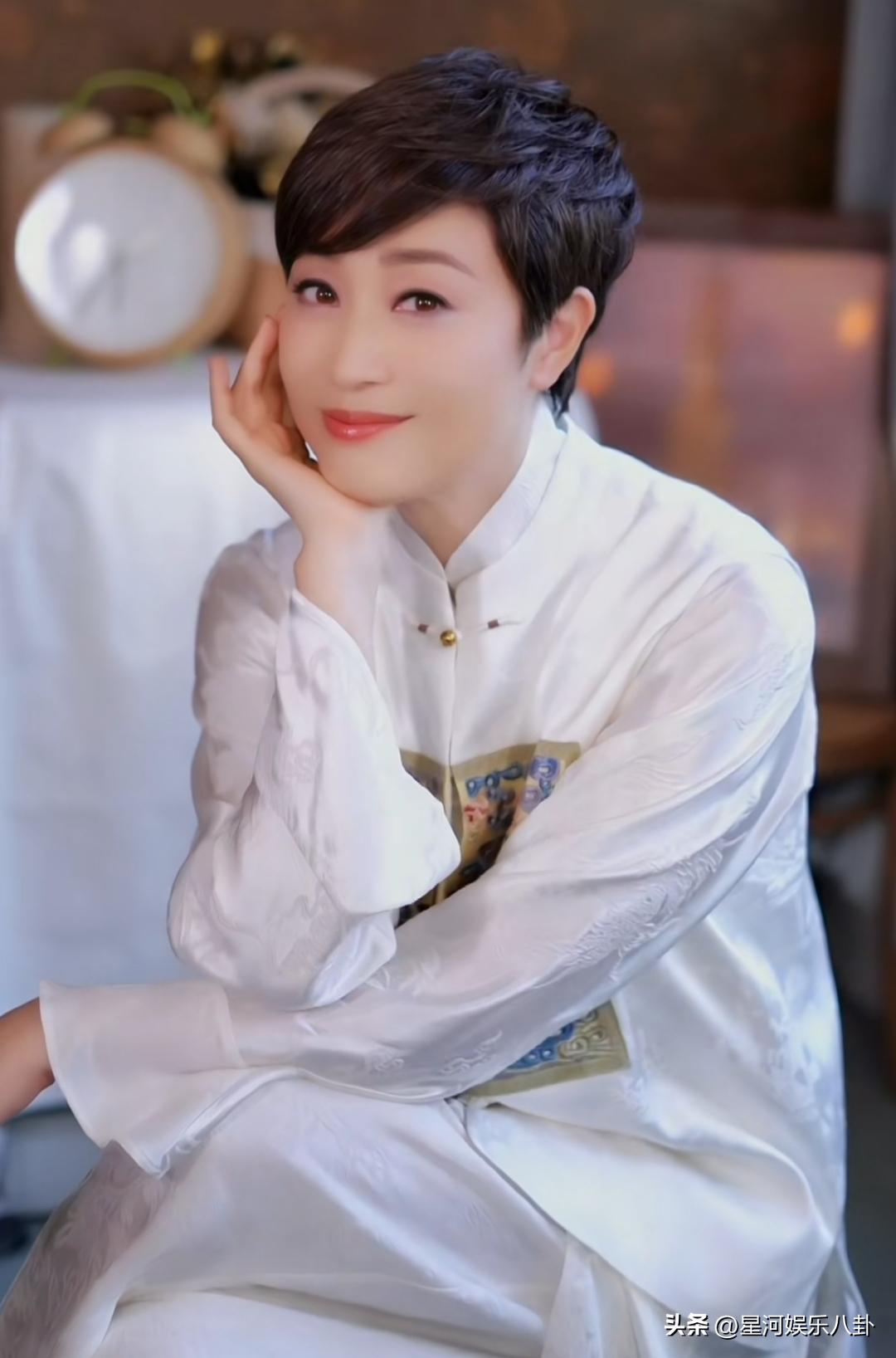 Wang Jing is happily embraced by 6 actresses, Chen Farong and Zhuang