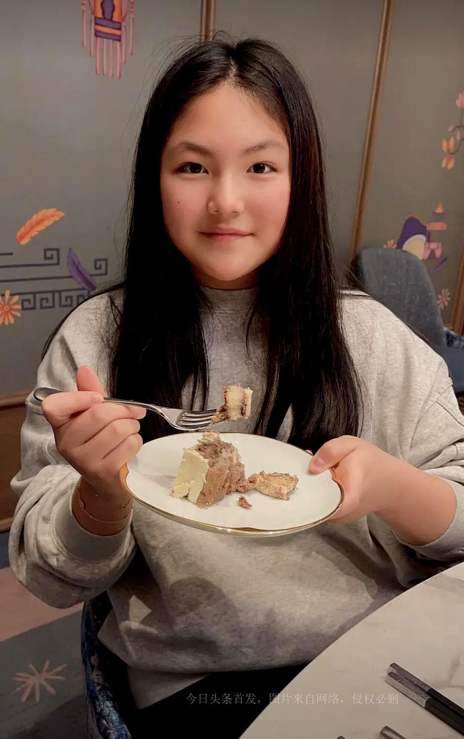 Li Xiang and her daughter make cakes together, the mansion is ...