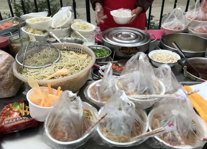 It is said that hot food in plastic bags is dangerous, and the doctor