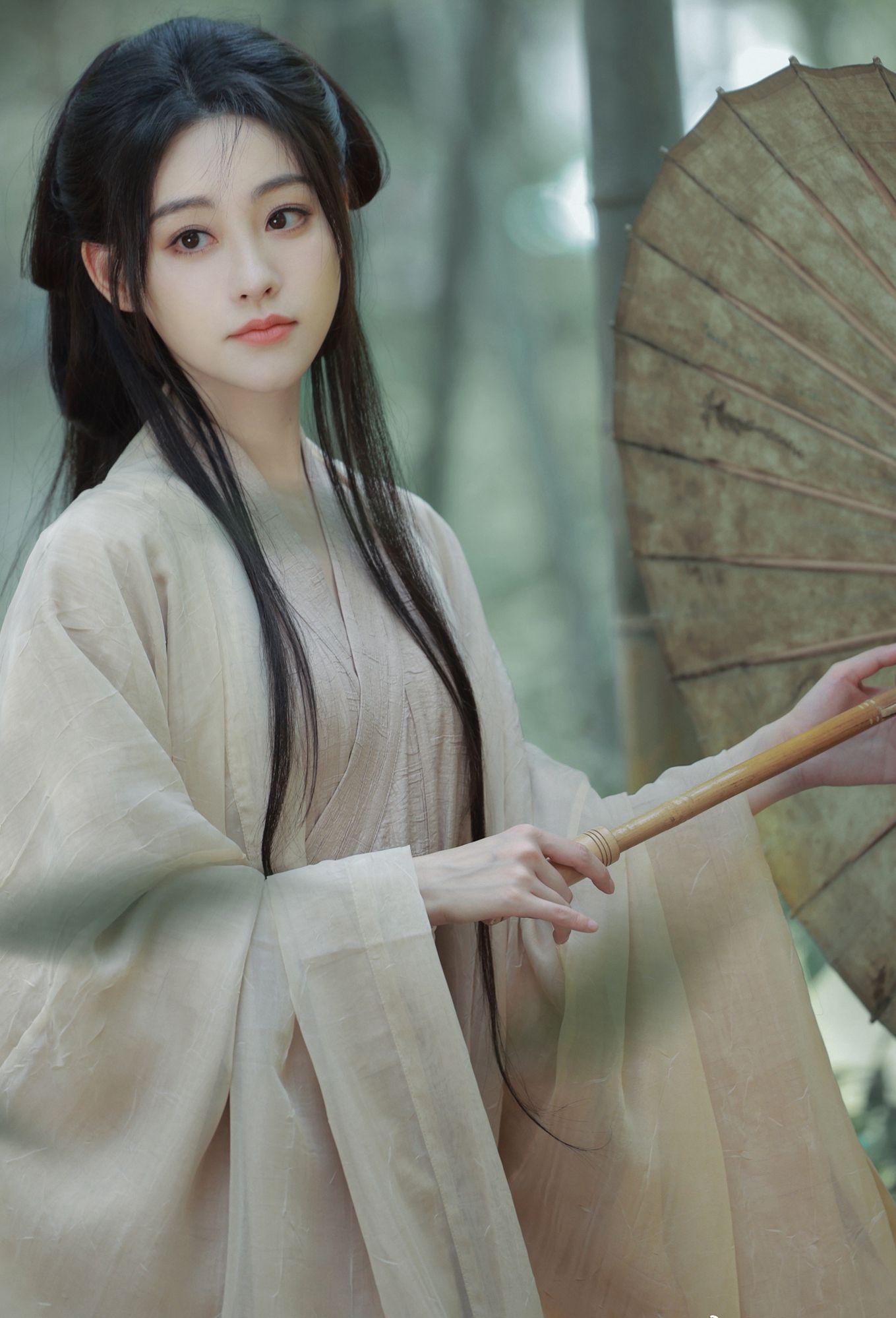 Zhu Xudan's Hanfu paper umbrella fairy spirit fluttering photo - iMedia