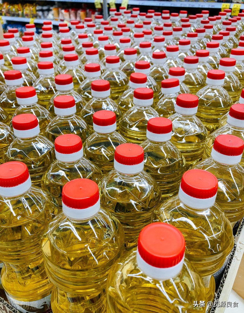 They are all soybean edible oils. Why are some of them light in color