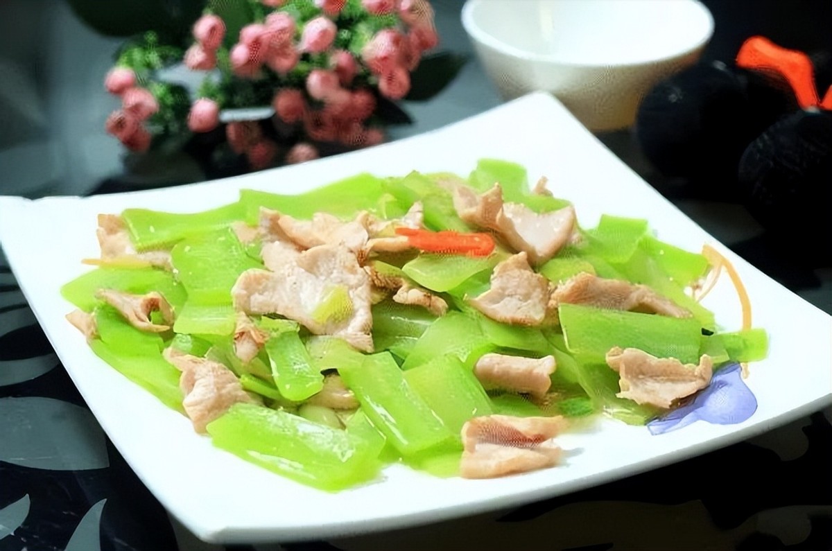 In summer, add lettuce and stirfry minced pork, cool and detoxified