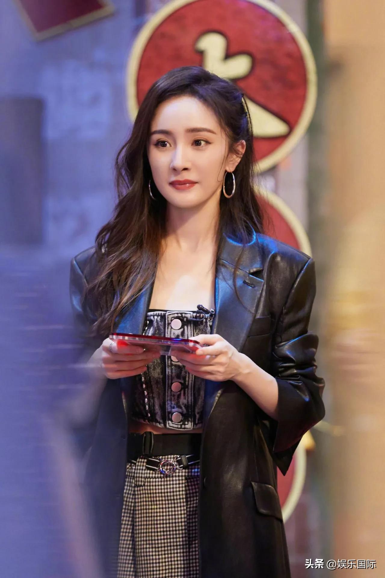 Yang Mi's new look shows off slender legs in short skirts and leather ...