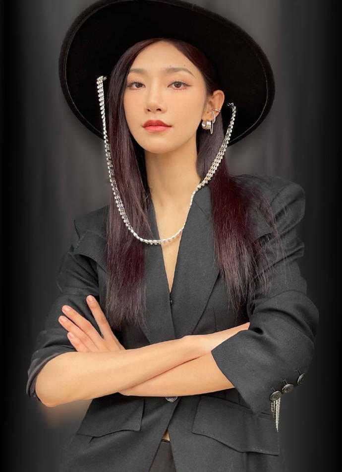 Zhu Zhu Zeng Keni's all-black look took a group photo of the two, one ...