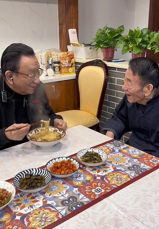 Crosstalk master Yang Shaohua hugged Hou Yaohua and cried bitterly, and ...