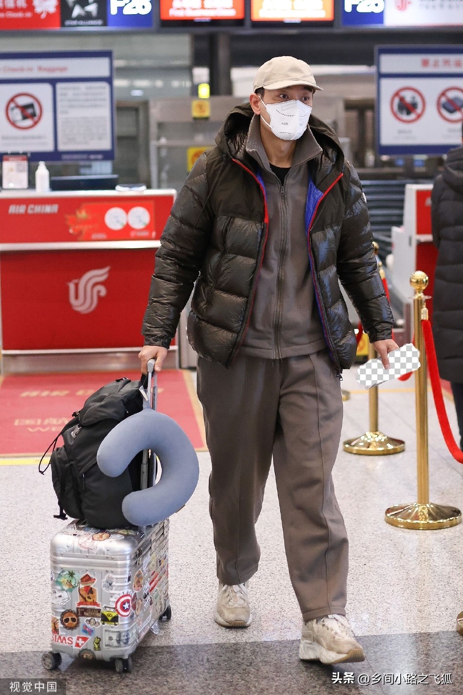 Li Guangjie appeared at the airport wearing a peaked cap and carrying a ...