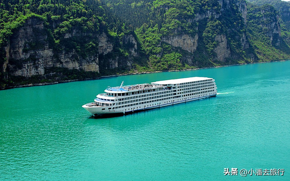 How many days does it take to travel from Chongqing to Yichang to travel to the Three in