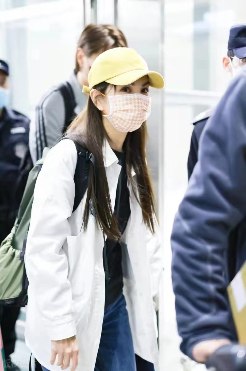 Ella's family of three walks to the airport, her son looks like a copy